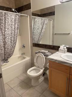Sub Penthouse 1 BDR King Bed 27' Balc Legisslature, UG Parking - Edmonton - 8