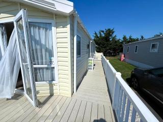 Lovely 6 Berth Caravan With Decking At Suffolk Sands Holiday Park Ref 45005Hc - Felixstowe - 3