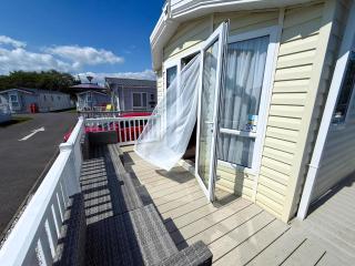 Lovely 6 Berth Caravan With Decking At Suffolk Sands Holiday Park Ref 45005Hc - Felixstowe - 2