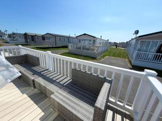 Lovely 6 Berth Caravan With Decking At Suffolk Sands Holiday Park Ref 45005Hc - Felixstowe - 1