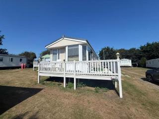 Lovely Caravan With Decking At Breydon Water In Norfolk Ref 10027Rp - 4