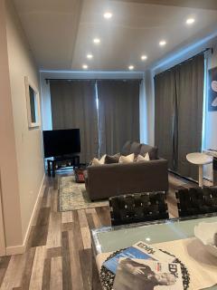 Sub Penthouse 1 BDR King Bed 27' Balc Legisslature, UG Parking - Edmonton - 9