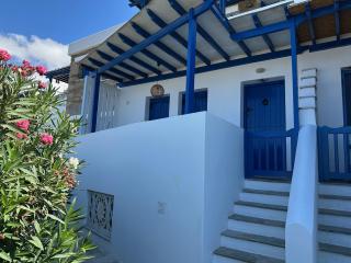 Seafront Portside Luxury Villa Retreat- 3 BD Family Stay, Steps to Town Center, Port & Swimming! - Tinos - 0