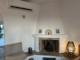 Seafront Portside Luxury Villa Retreat- 3 BD Family Stay, Steps to Town Center, Port & Swimming! - 4