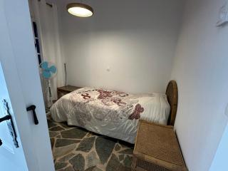 Seafront Portside Luxury Villa Retreat- 3 BD Family Stay, Steps to Town Center, Port & Swimming! - Tinos - 2