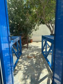 Seafront Portside Luxury Villa Retreat- 3 BD Family Stay, Steps to Town Center, Port & Swimming! - Tinos - 1