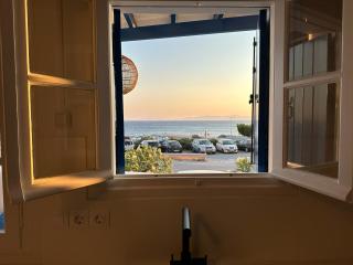 Seafront Portside Luxury Villa Retreat- 3 BD Family Stay, Steps to Town Center, Port & Swimming! - Tinos - 8