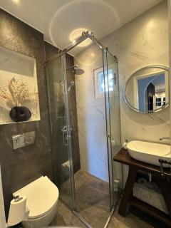 Seafront Portside Luxury Villa Retreat- 3 BD Family Stay, Steps to Town Center, Port & Swimming! - Tinos - 3