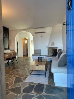 Seafront Portside Luxury Villa Retreat- 3 BD Family Stay, Steps to Town Center, Port & Swimming! - Tinos - 7