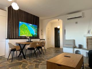 Seafront Portside Luxury Villa Retreat- 3 BD Family Stay, Steps to Town Center, Port & Swimming! - Tinos - 6