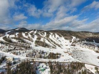 Renovated Chalet De l'Escapade Hot Tub - Ski - Snow Tubing- Lakeview - Pool table - More - 8