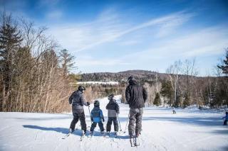 Renovated Chalet De l'Escapade Hot Tub - Ski - Snow Tubing- Lakeview - Pool table - More - 7