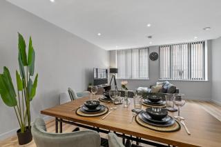 Stunning Modern Stay Jewellery Q - Birmingham - 4