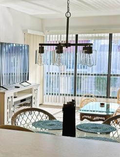 Island Oasis Retreat - 1 Minute Walk to the Beach - 3