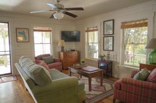 Charming 1-bedroom Waterfront Cottage in Morgan VT - Morgan - 0