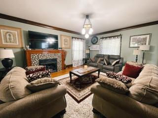 Victorian Home in Original Grandeur Downtown - Kokomo - 0