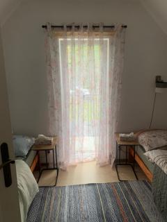 Domek w lesie blisko rzeki - 1