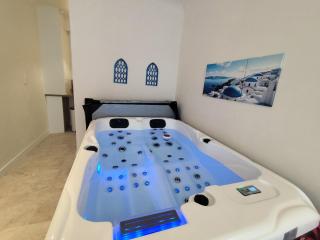 Santorini, Relaxing Spa, Terrace and Parking - 9