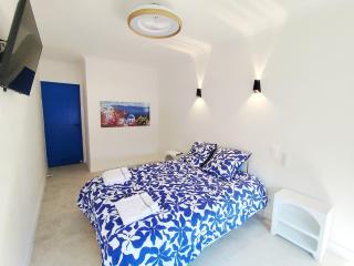 Santorini, Relaxing Spa, Terrace and Parking - 4