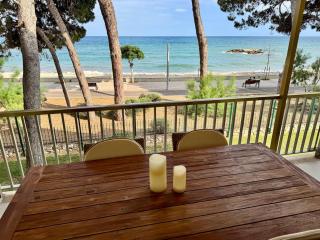 Elegant Beachfront Escape Private & Peaceful - Cambrils - 0