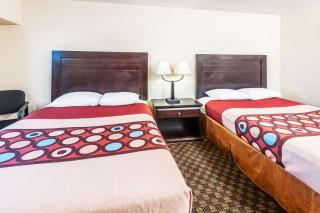 Super 8 by Wyndham Calgary/Airport - 1