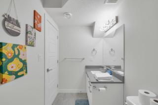 Modern 1-Bedroom Suite Near Airport & Mall - Edmonton - 9