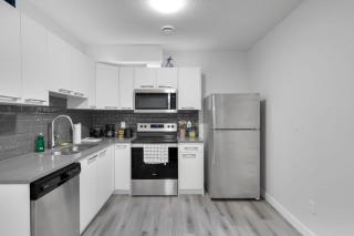Modern 1-Bedroom Suite Near Airport & Mall - Edmonton - 4