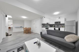 Modern 1-Bedroom Suite Near Airport & Mall - Edmonton - 3