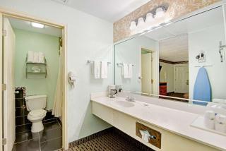 Econo Lodge Inn & Suites Near Lackland AFB - 9