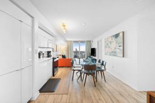 Chic 2BR Downtown King Suite Parking Sleeps 6 - 4