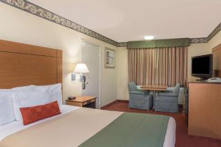 Travelodge by Wyndham San Clemente Beach - 5