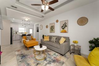 The Edinburg Oasis Modern 2BD -2BA - Edinburg - 8