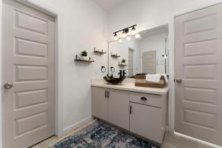 The Edinburg Oasis Modern 2BD -2BA - Edinburg - 3