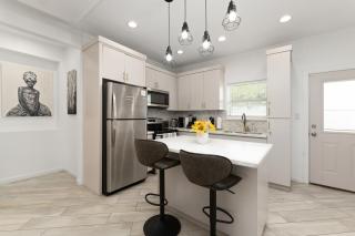 The Edinburg Oasis Modern 2BD -2BA - 6