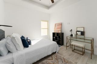The Edinburg Oasis Modern 2BD -2BA - Edinburg - 2