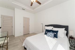 The Edinburg Oasis Modern 2BD -2BA - Edinburg - 1
