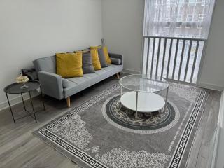Flat 3 - Epsom High Street - Epsom - 1