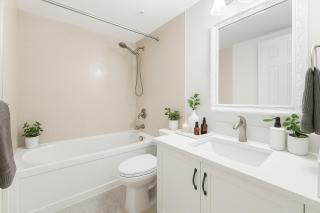 Spacious Alberni Street 3BR Townhouse with Private Entrance - Vancouver - 1