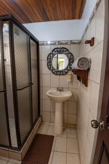 Tico Airport B&B - 6