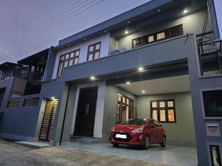 Modern 4-Bedroom Home with Rooftop in Malabe - 9