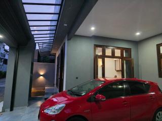 Modern 4-Bedroom Home with Rooftop in Malabe - 8