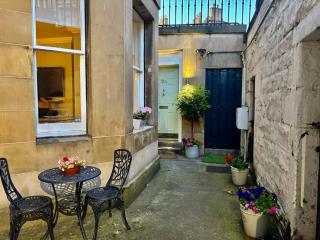Edinburgh, Dean village luxury art apartment with garden - 8