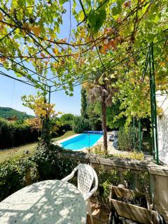 Quiet villa with pool - - 7
