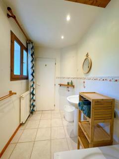 Quiet villa with pool - - 6