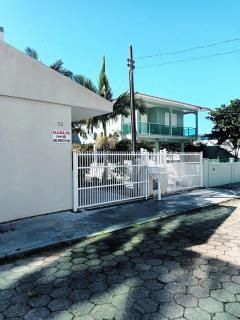 Casa de três dormitórios com piscina, 30 mt da praia - 9