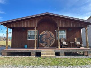 Hobbit haven on a farm - Hamptonville - 0