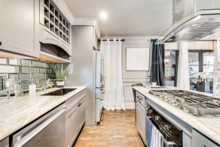 Spacious One-Bedroom Suite with On-Site Jacuzzi - 3