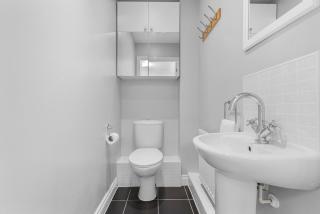 NEW! Stylish 2BR Retreat Presented by Clarendon Stays, Private Parking, North Leamington - Leamington Spa - 8