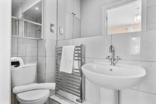 NEW! Stylish 2BR Retreat Presented by Clarendon Stays, Private Parking, North Leamington - 4