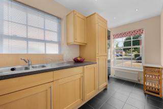 NEW! Stylish 2BR Retreat Presented by Clarendon Stays, Private Parking, North Leamington - Leamington Spa - 3